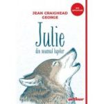 JULIE DIN NEAMUL LUPILOR. Paperback