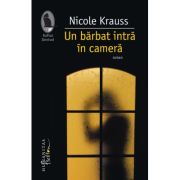 UN BARBAT INTRA IN CAMERA